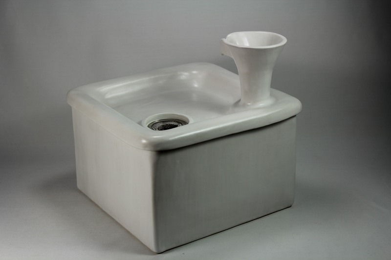 Square pet fountain with chalice spout and internal USB battery