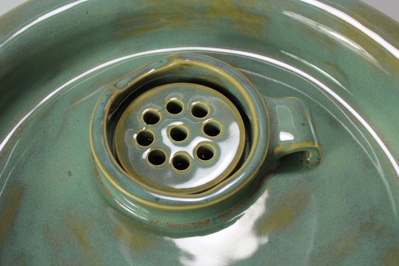 Large sized pet drinking fountain with a 'Persian cat' spout