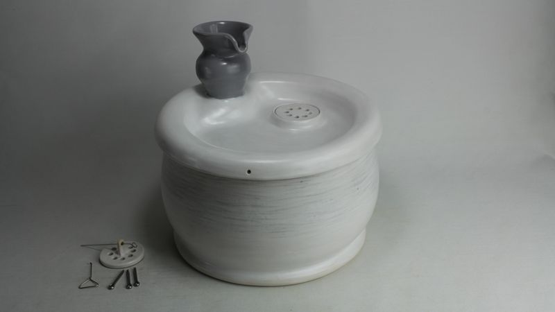 pet drinking fountain PF17042 with a jar spout