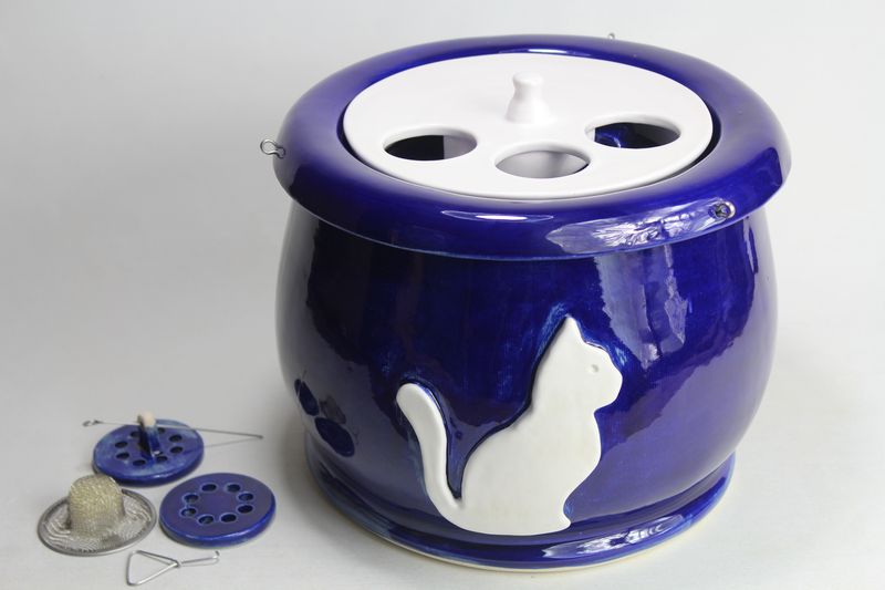Medium sized cat drinking fountain with a 'Persian cat' spout