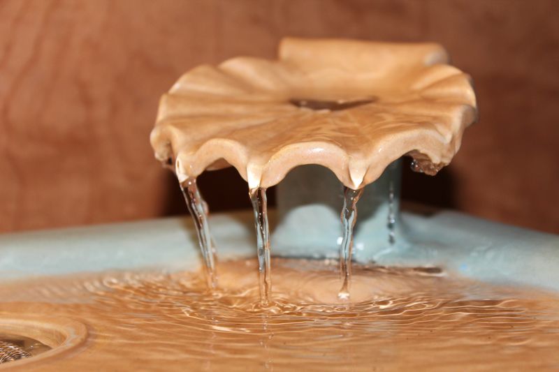 Square pet fountain with shell spout and internal battery