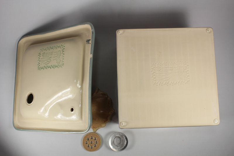 Square pet fountain with flower cascade spout and internal battery