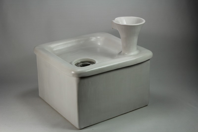 Square pet fountain with chalice spout and internal USB battery