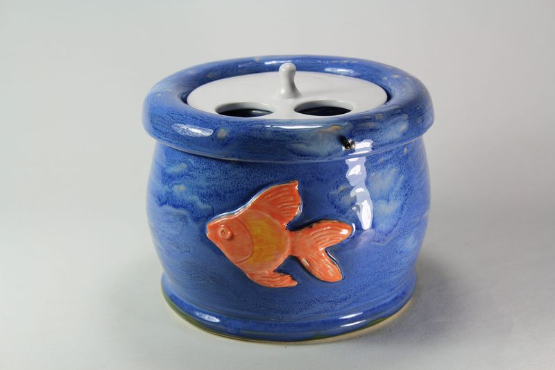 Small sized pet drinking fountain with a 'Persian cat' spout
