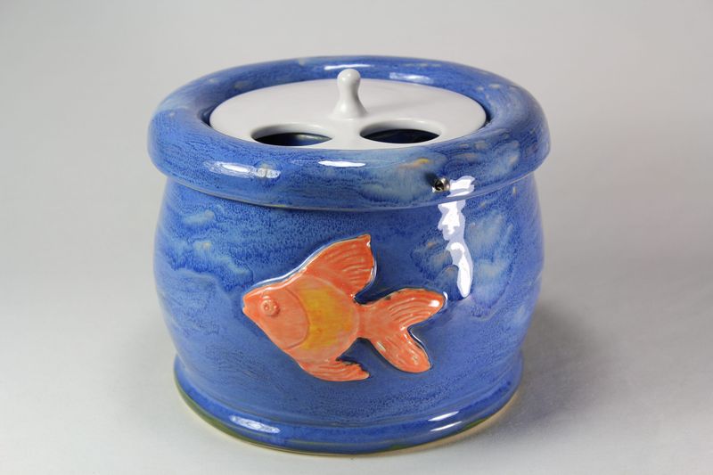 Small sized pet drinking fountain with a 'Persian cat' spout