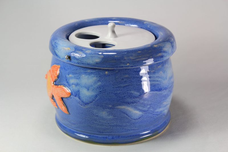 Small sized pet drinking fountain with a 'Persian cat' spout