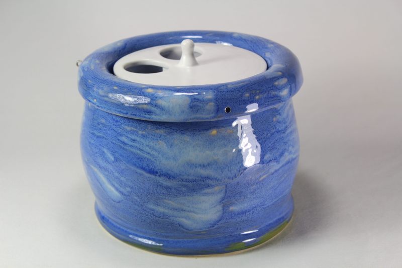 Small sized pet drinking fountain with a 'Persian cat' spout