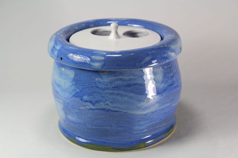 Small sized pet drinking fountain with a 'Persian cat' spout
