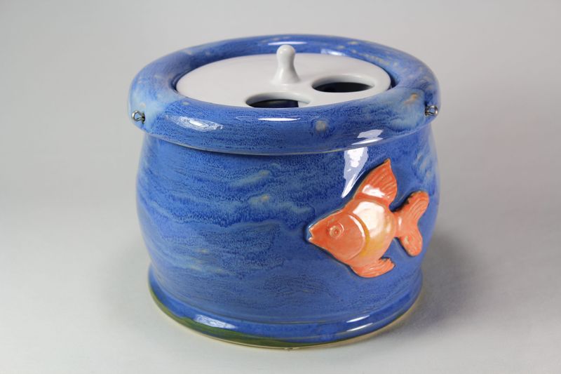 Small sized pet drinking fountain with a 'Persian cat' spout