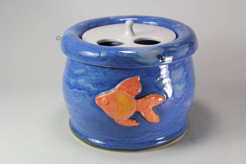 Small sized pet drinking fountain with a 'Persian cat' spout