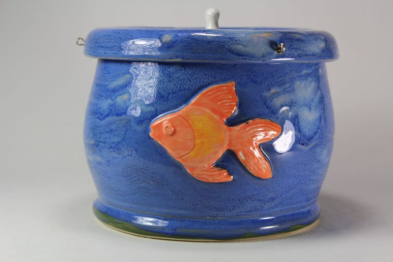 Small sized pet drinking fountain with a 'Persian cat' spout