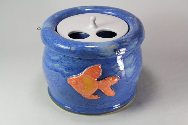 Small sized pet drinking fountain with a 'Persian cat' spout