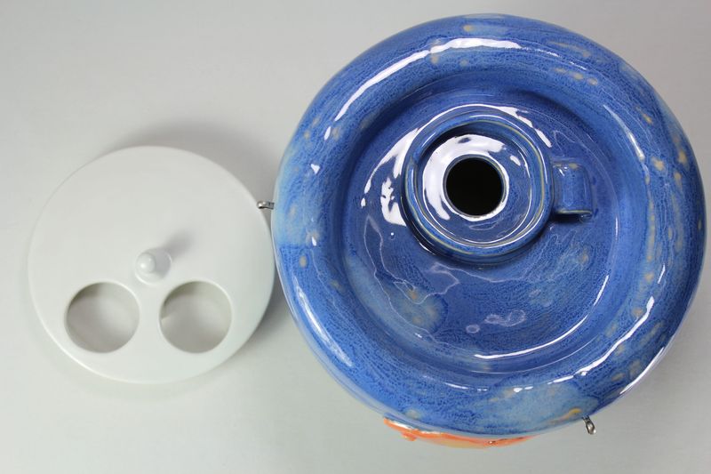 Small sized pet drinking fountain with a 'Persian cat' spout