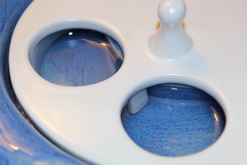 Small sized pet drinking fountain with a 'Persian cat' spout