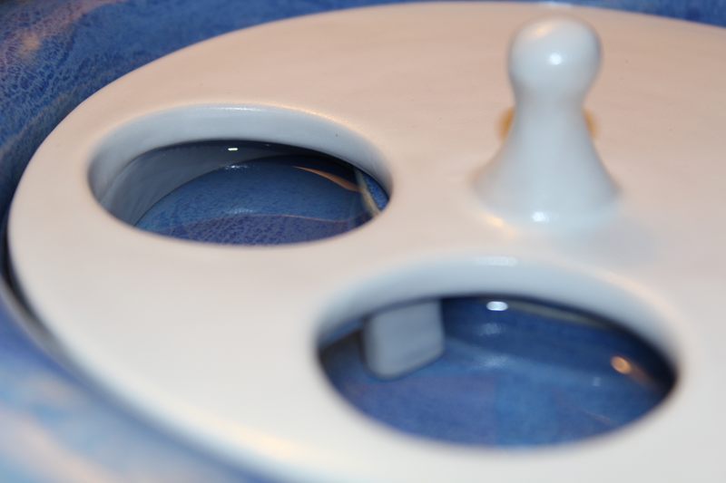 Small sized pet drinking fountain with a 'Persian cat' spout