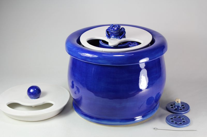 Small sized pet drinking fountainwith a partial lid cover
