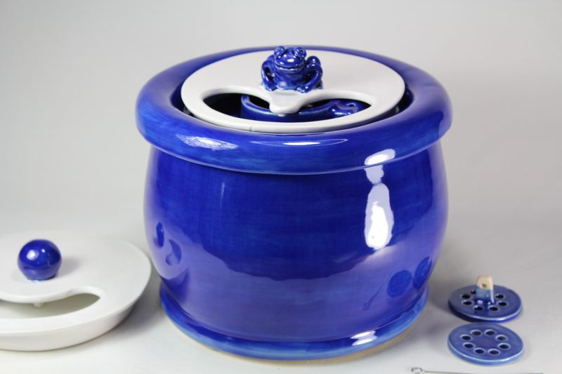 Small sized pet drinking fountainwith a partial lid cover