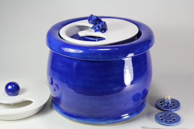 Small sized pet drinking fountainwith a partial lid cover