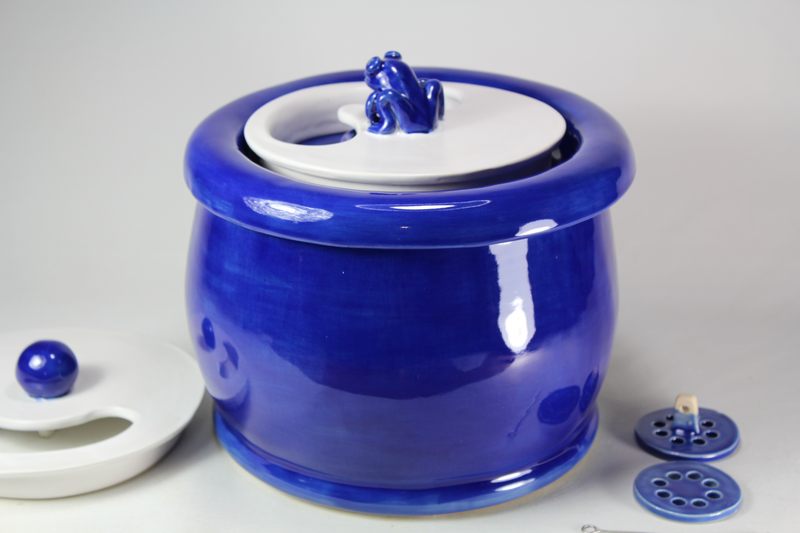 Small sized pet drinking fountainwith a partial lid cover