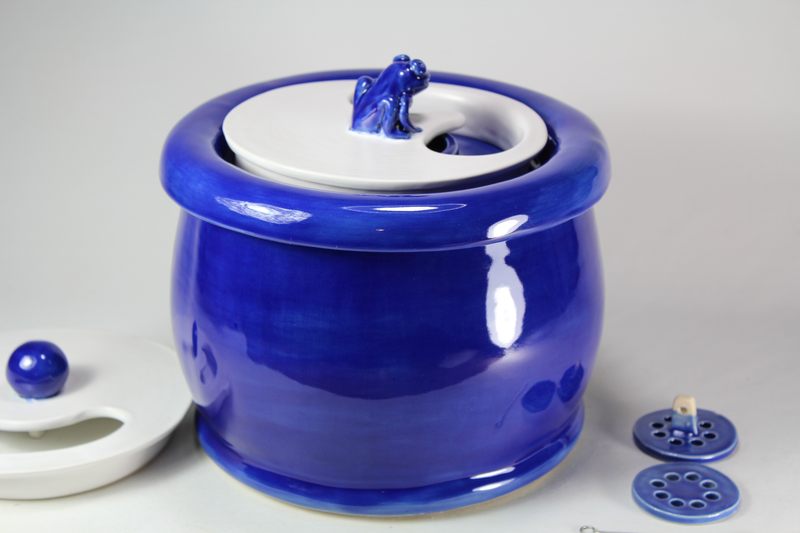 Small sized pet drinking fountainwith a partial lid cover