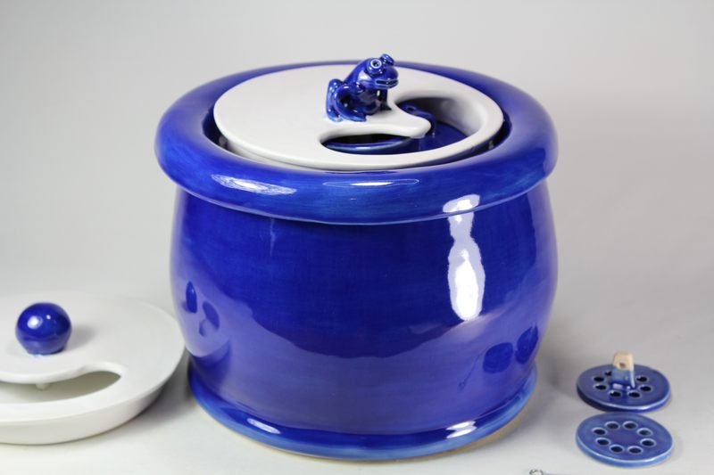Small sized pet drinking fountainwith a partial lid cover
