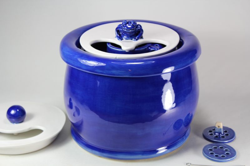 Small sized pet drinking fountainwith a partial lid cover