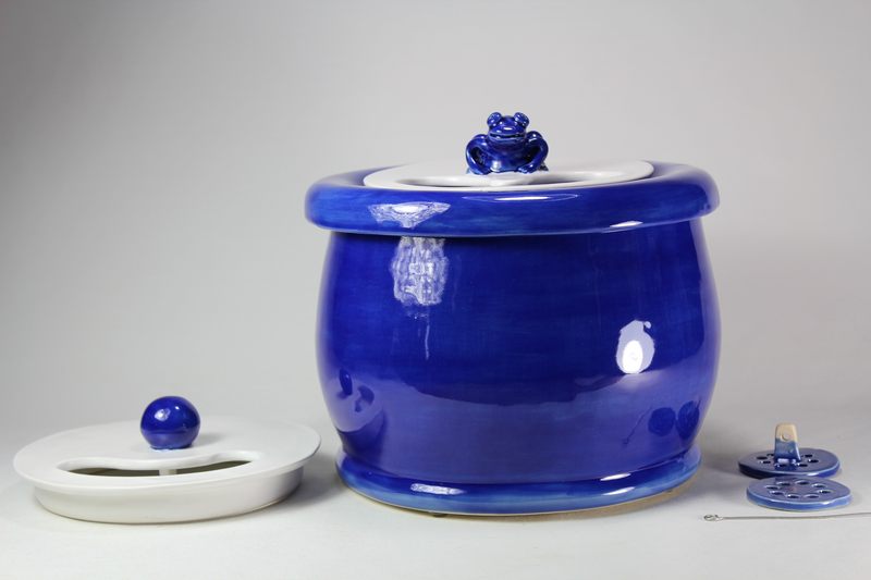 Small sized pet drinking fountainwith a partial lid cover