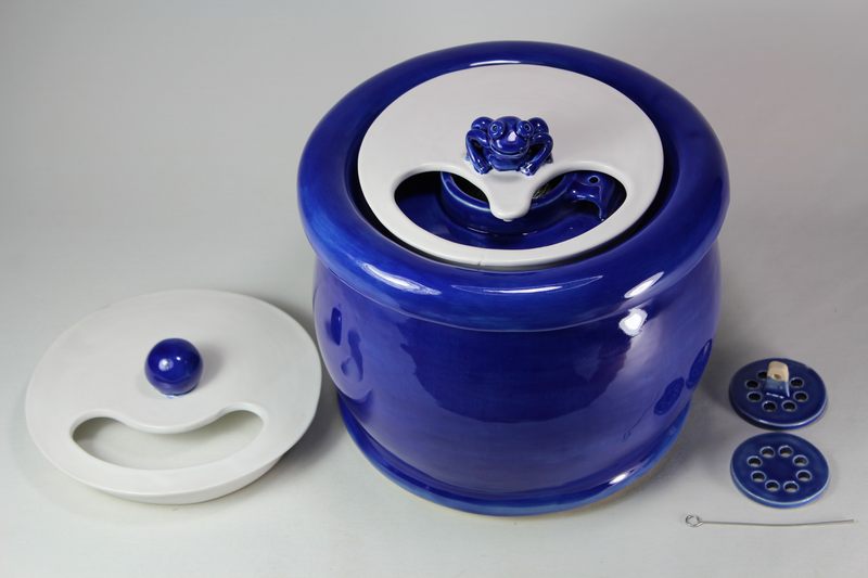 Small sized pet drinking fountainwith a partial lid cover