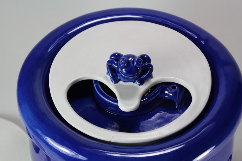 Small sized pet drinking fountainwith a partial lid cover