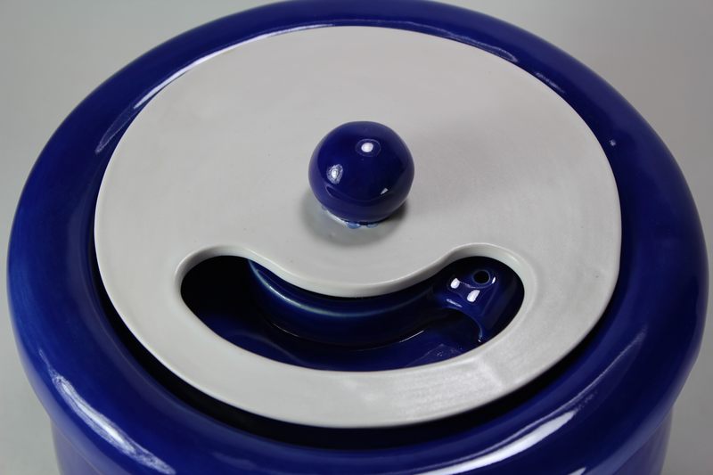 Small sized pet drinking fountainwith a partial lid cover