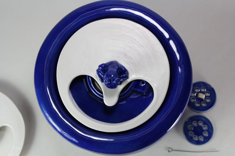 Small sized pet drinking fountainwith a partial lid cover