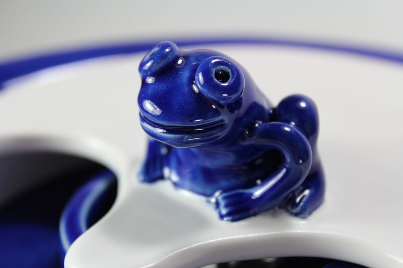 Small sized pet drinking fountainwith a partial lid cover