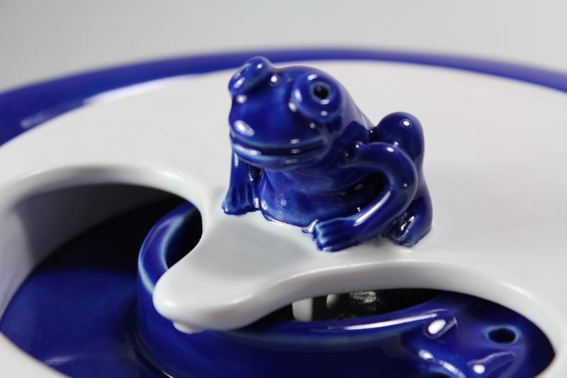 Small sized pet drinking fountainwith a partial lid cover