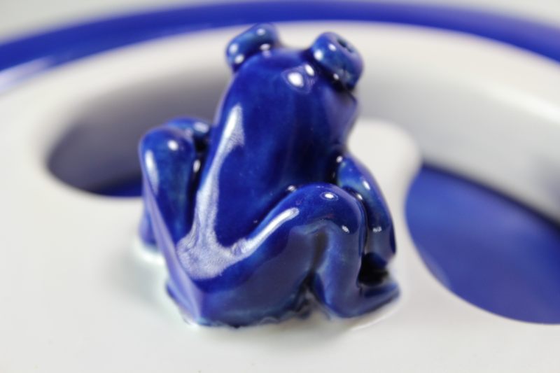 Small sized pet drinking fountainwith a partial lid cover