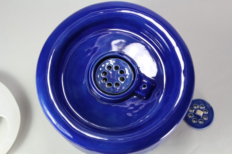 Small sized pet drinking fountainwith a partial lid cover