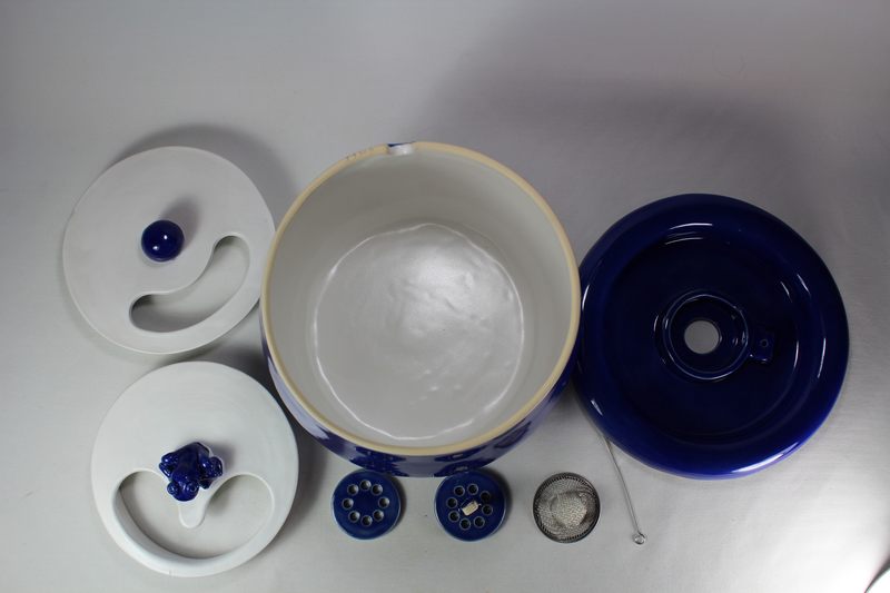 Small sized pet drinking fountainwith a partial lid cover