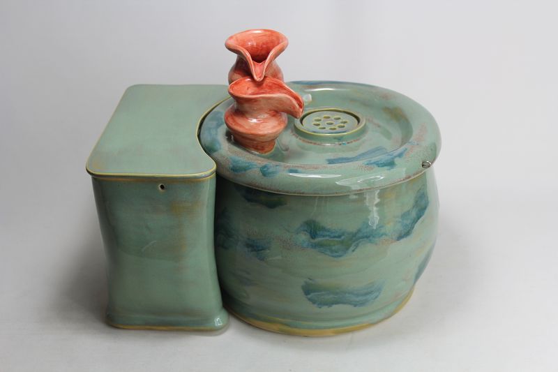 Small sized cat drinking fountain with a 'Persian cat' insert and detached battery compartment