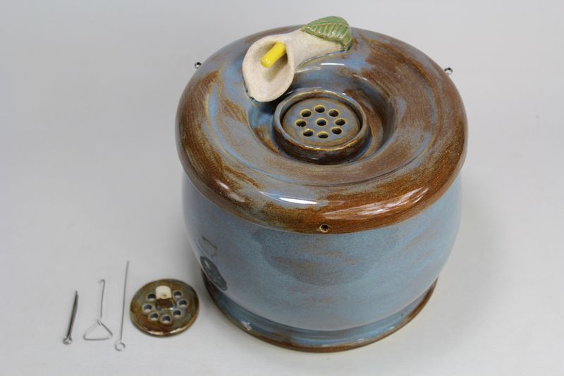 pet drinking fountain with a secured coon lid and lily spout