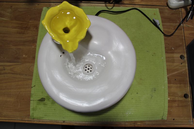 Medium cordless pet fountain with flower spout and internal USB battery
