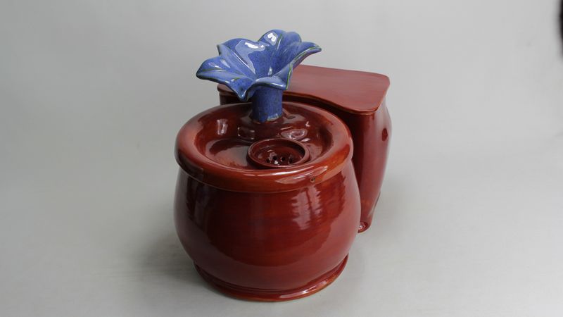 pet drinking fountain PF18025 with a flower spout and detached battery compartment