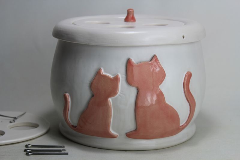 Small sized cat drinking fountain with a 'Persian cat' insert