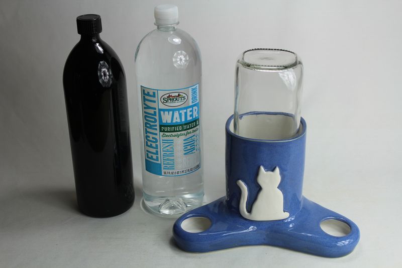 pumpless cat waterer with or without 1 liter Miron bottle